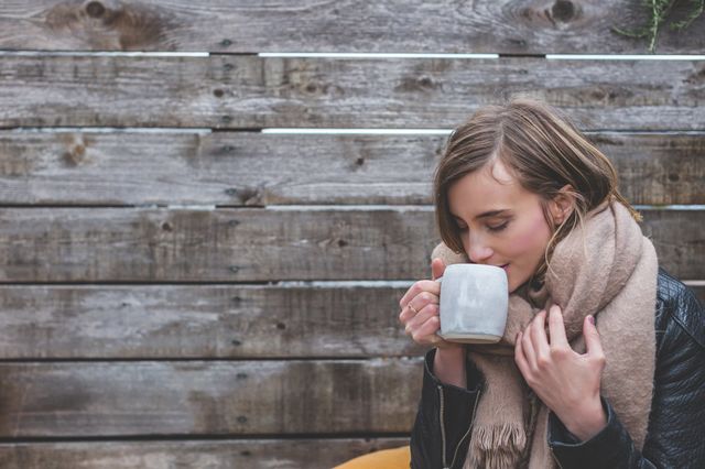 mujer bebiendo café