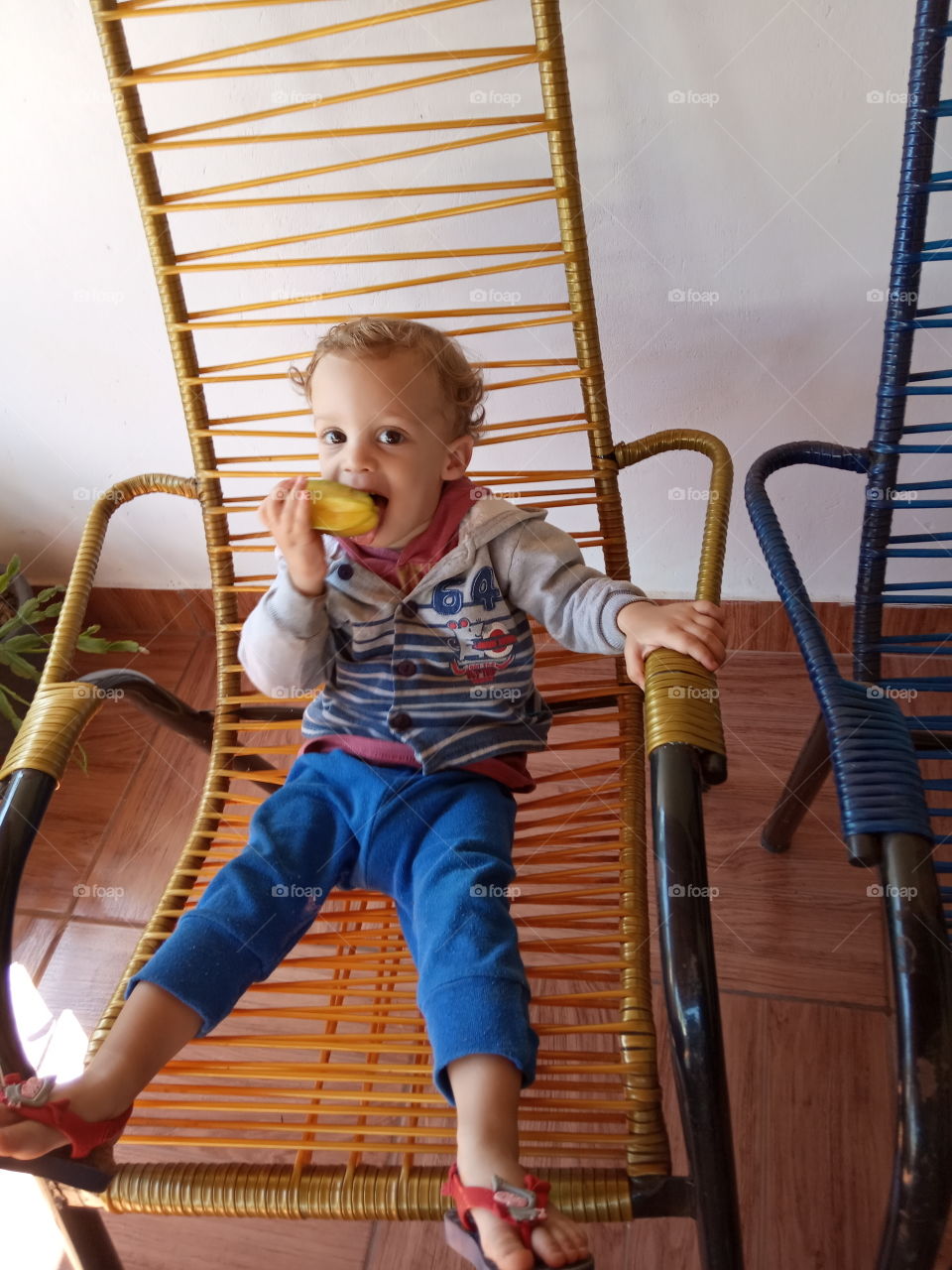 criança comendo carambola