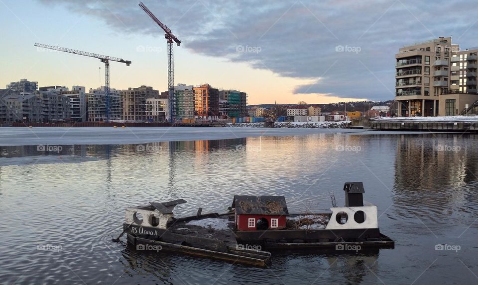 City vibe 🏢 Sea💙 House on the water for birds🦆🏠 🦢 Sunset 🌅