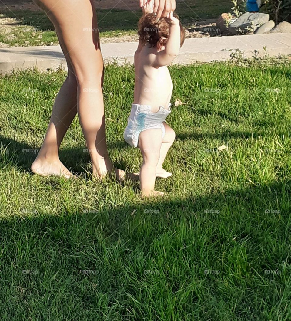 aprendo a caminar este verano al sol