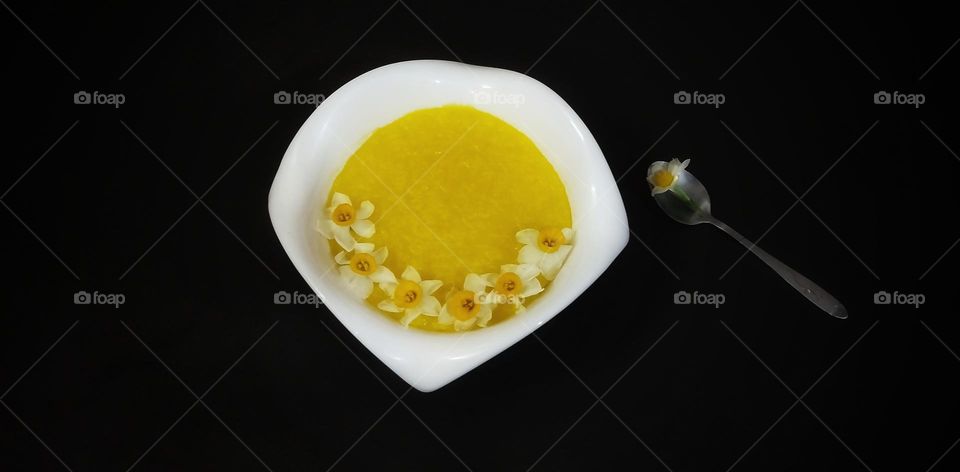 SHOLE ZARD(yellow rice pudding) strengthens the stomach, heart, relieves rheumatic pains and has antibiotic properties and eliminates body infection.It 's refreshing and very useful for depressed people.It prevents  heart and brain attacks.