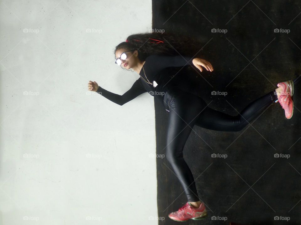 Contraste. Monochromatic. Girl running 