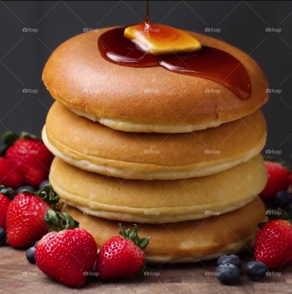 One of my favorite things in the world: pancakes with fruits and some syrup. Love it. 