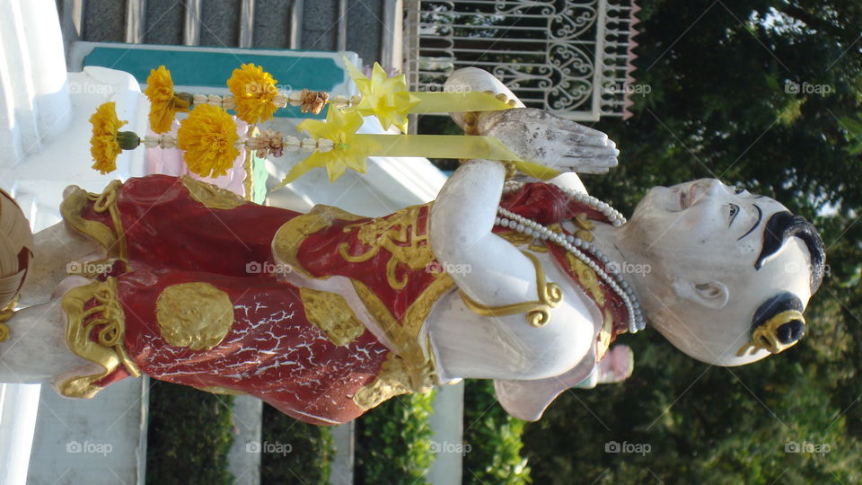 praying statue