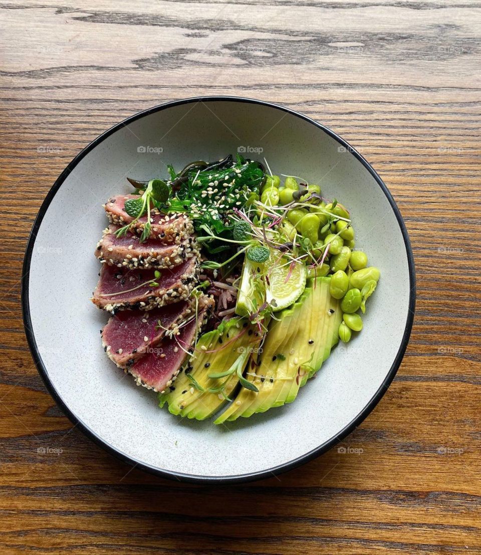 tuna with vegetables and avacado