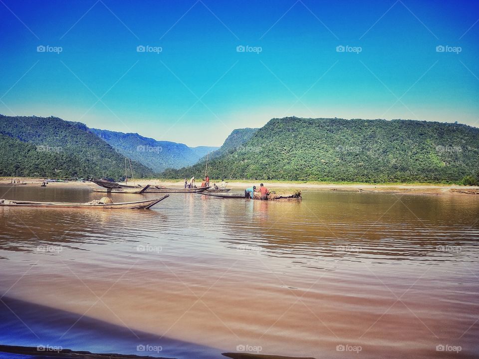 The way we see the world around us is horizontal (and it's actually the "default" orientation, also called landscape, of practically every camera in the world.
The beauty of Bangladesh.