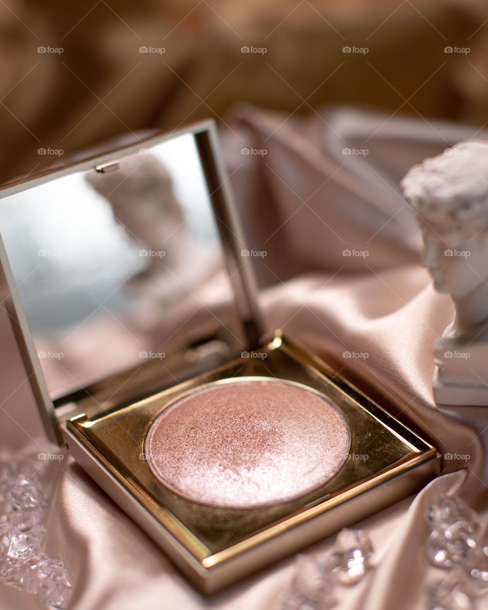 Shimmery Highlighter in posh setting