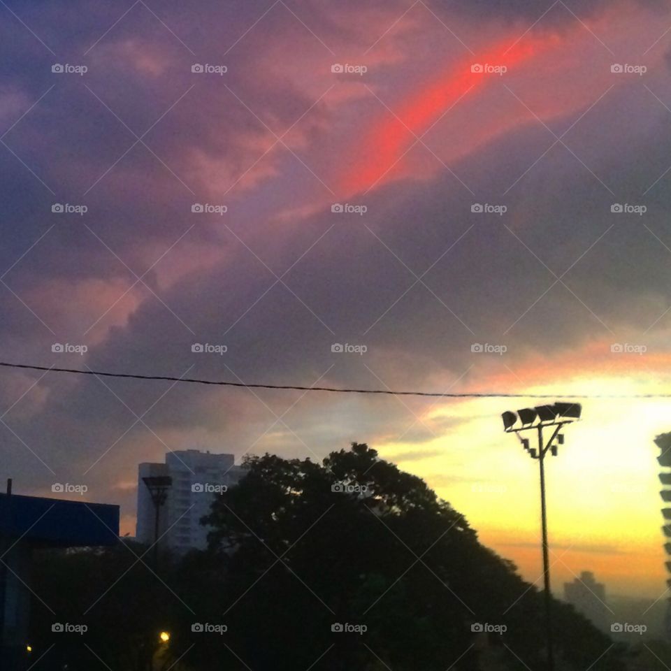 Esse #céu de múltiplas #cores é que nos traz muita paz... esse clique é do Bolão, rodeado de #nuvens nesse #domingo que desperta!
☁️ 
#amanhecer #paisagem #fotografia #natureza #bomdia #morning #inspiração #Jundiaí