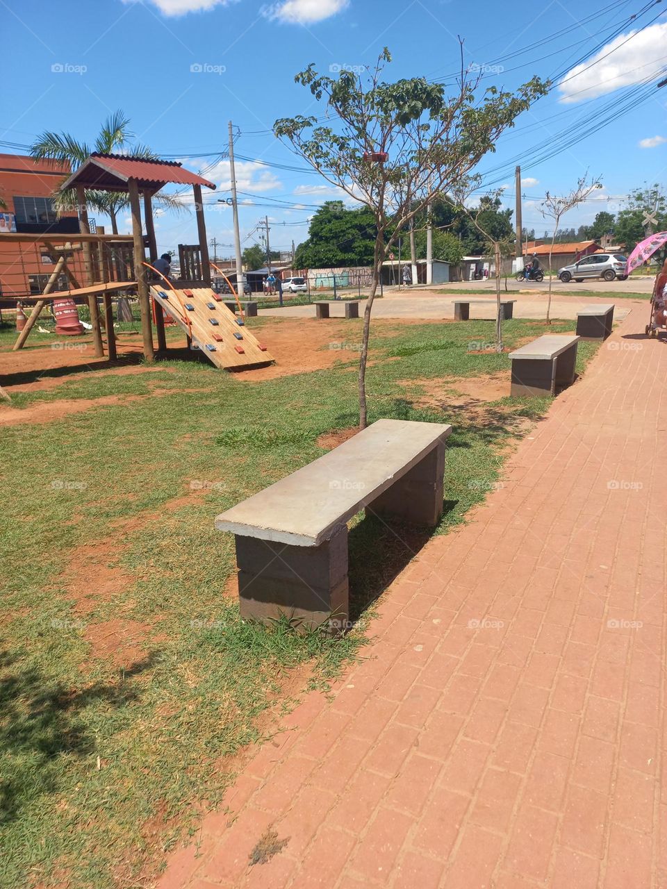 Céu azul: tarde bela e ensolarada. O Céu é azul porque a luz solar, ao atravessar  a atmosfera  terrestre é refratada e atinge os átomos dos gases, oxigênio  e nitrogênio, que a dispersa em todas as  suas cores. A cor, que é bem  refletida é a azul