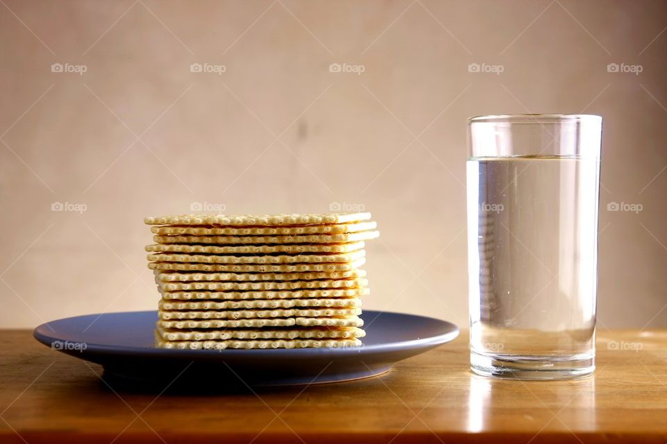 soda crackers and a glass of water