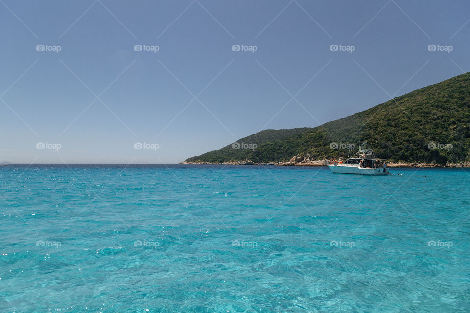 Praia com paisagem linda e fantástica no Brasil, na região do Lagos no Rio de Janeiro, em Arraial do Cabo. Uma ilha incrível de conhecer!