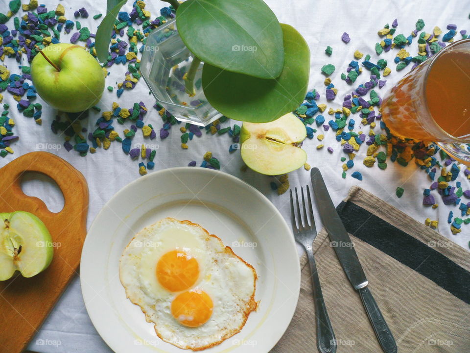 sunny side up eggs, apples, a cup of green tea