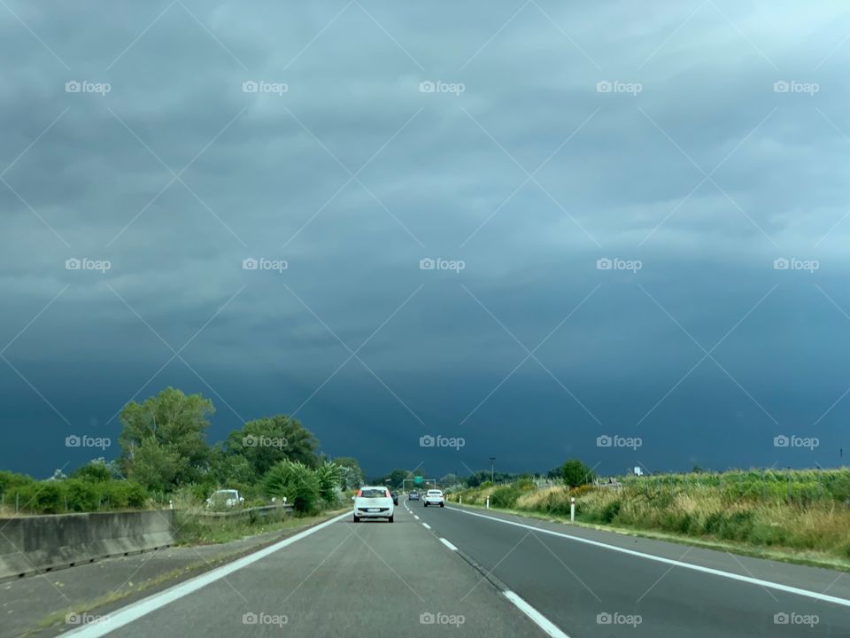 Auf der Autobahn in den Sturm 