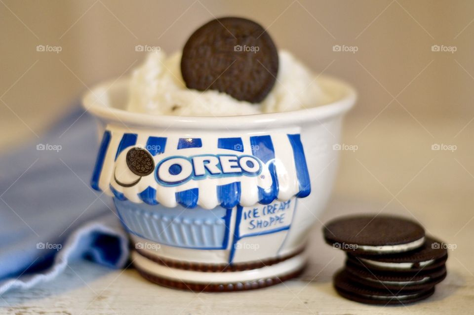 Oreo cookie ice cream flat lay on a white rustic background with a blue towel 