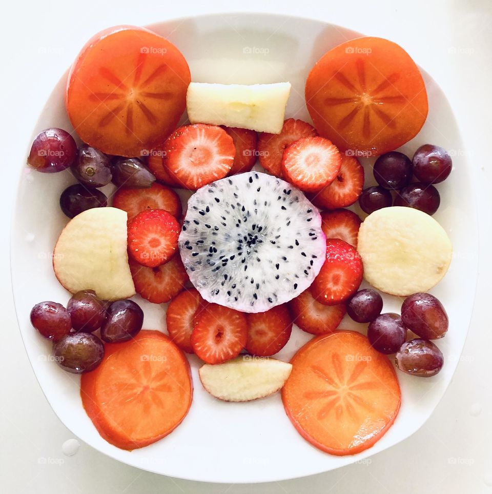 Delicious fruits to brighten up the children's afternoon Today we have: persimmon, strawberry, apple, grape and pitaya. / Frutas deliciosas para alegrar a tarde das crianças Hoje temos: caqui, morango, maçã, uva e pitaia.