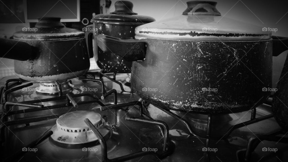 Panelas em fogão.