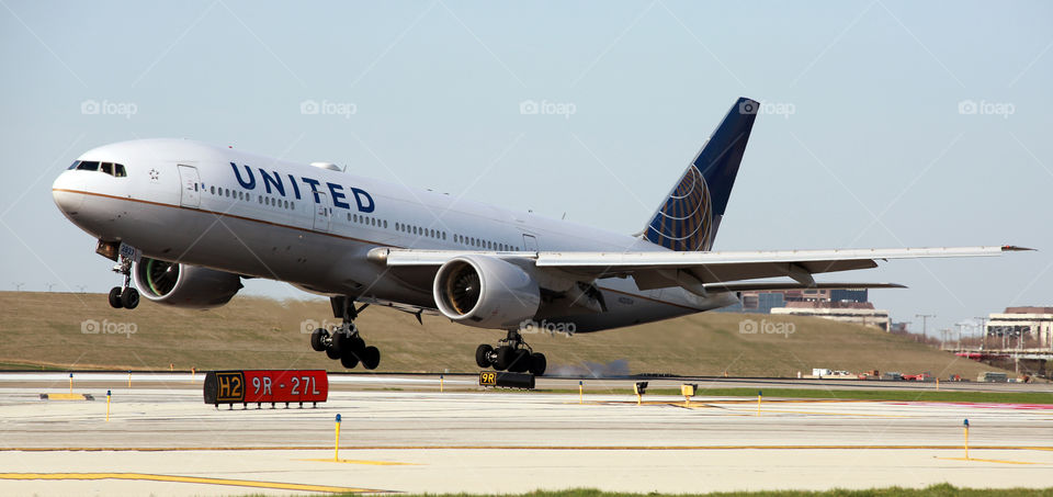 United airlines Boeing 777-200 landing in windy conditions.
