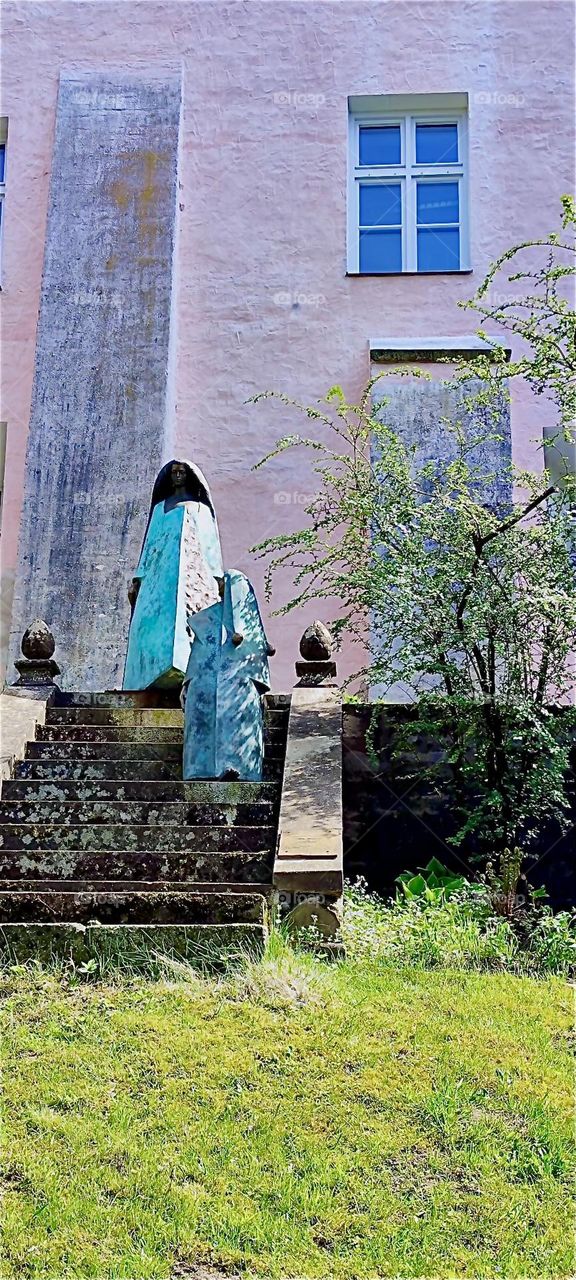 This is a statue honoring a historic person of “Straubing”, “Bavaria”, the common wife of Duke “Albrecht”. The statue is entitled “Agnes Bernauer & the World’s Fool”. Sadly her relationship with her inlaws ended tragically. 2024. Hypnotic Productions