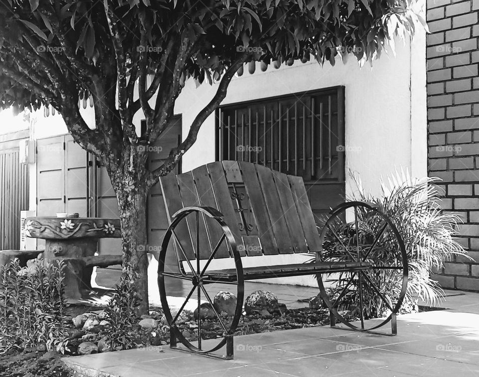 Silla antigua. Silla antigua en el frente de la casa.