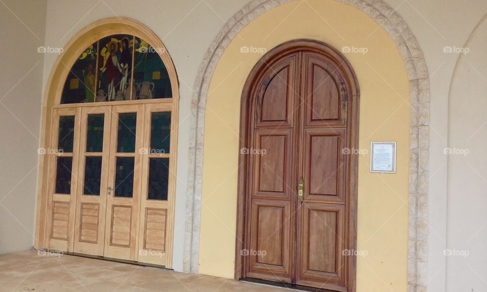 grande porta do santuário de Fátima em São Benedito