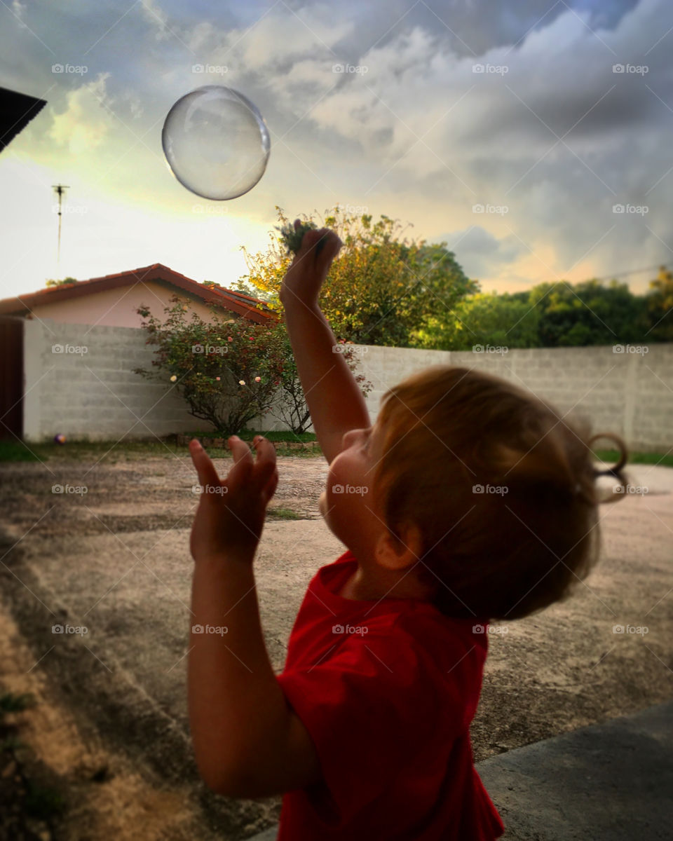 Having fun at home is great!  We spent the afternoon making soap bubbles. Get out, coronavirus, here you won't get in! / Divertir em casa é muito bom! Passamos a tarde fazendo bolinha de sabão. Sai fora, coronavírus, aqui você não entrará!