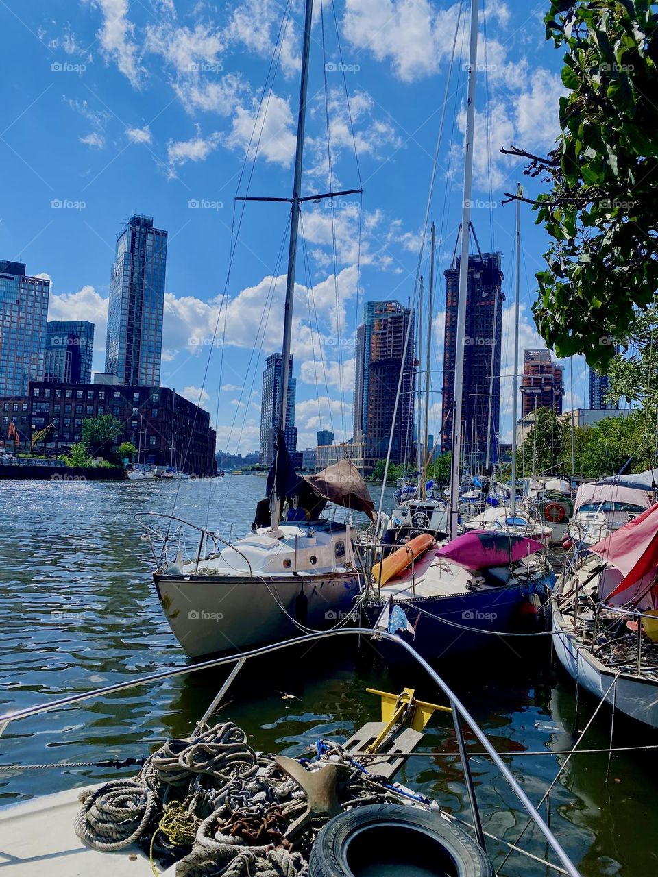 „Newtown Creek“ by the „Pulaski Bridge“ in LIC, Queens has so much to offer. For once there is nearly every kind of boat in the water here and this gives it an idyllic vibe. 2023. Hypnotic Productions
