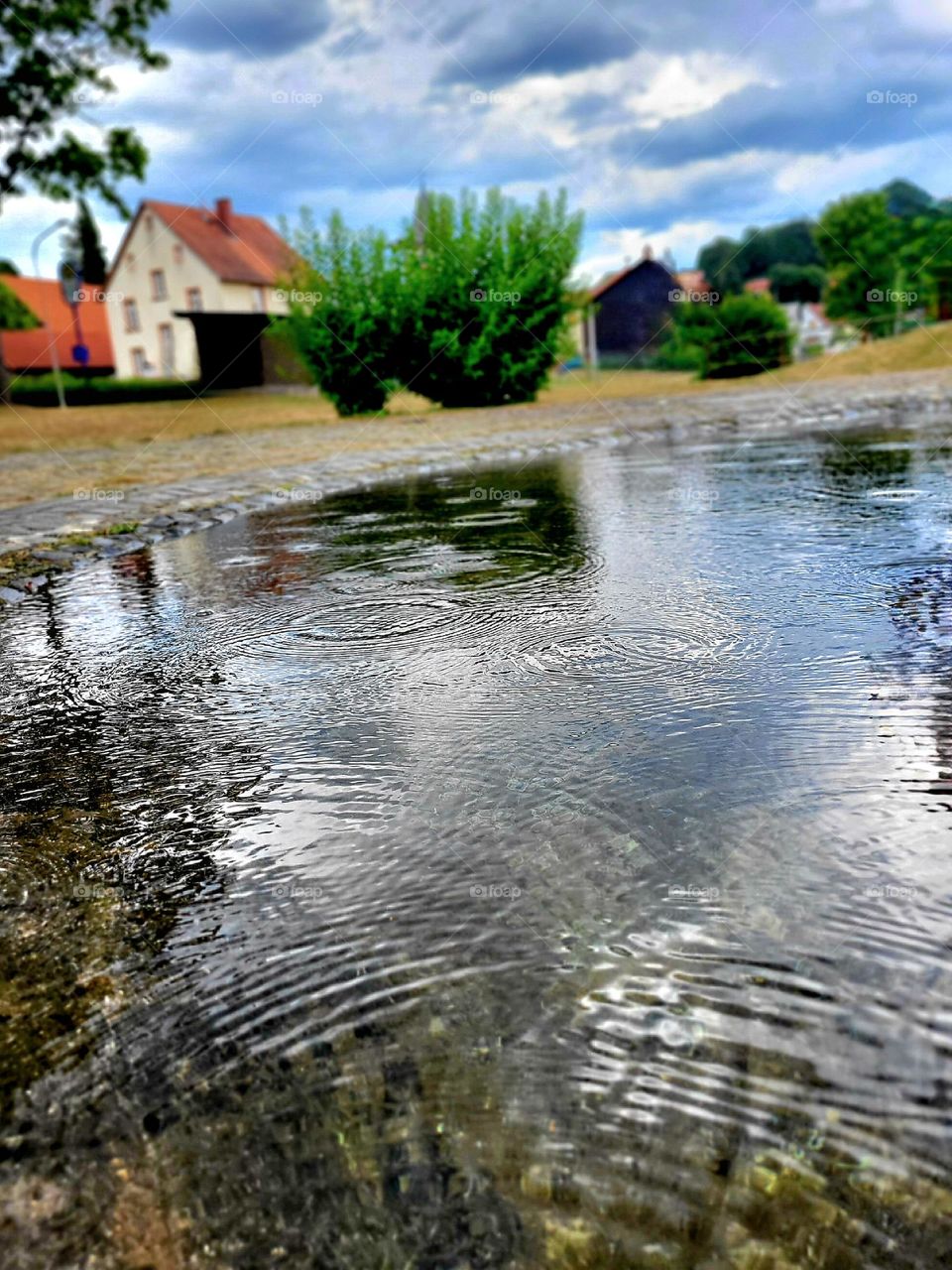 fängt an zu regnen , draußen  , schön