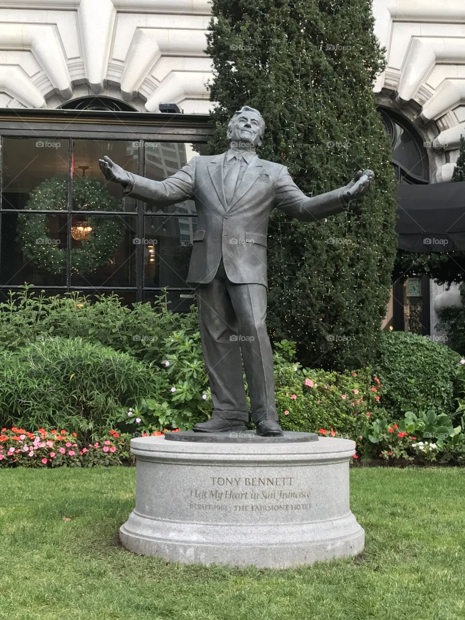 Tony Bennett Statue at the Fairmont Hotel  in San Francisco, CA - "I left my heart in San Francisco" 💕