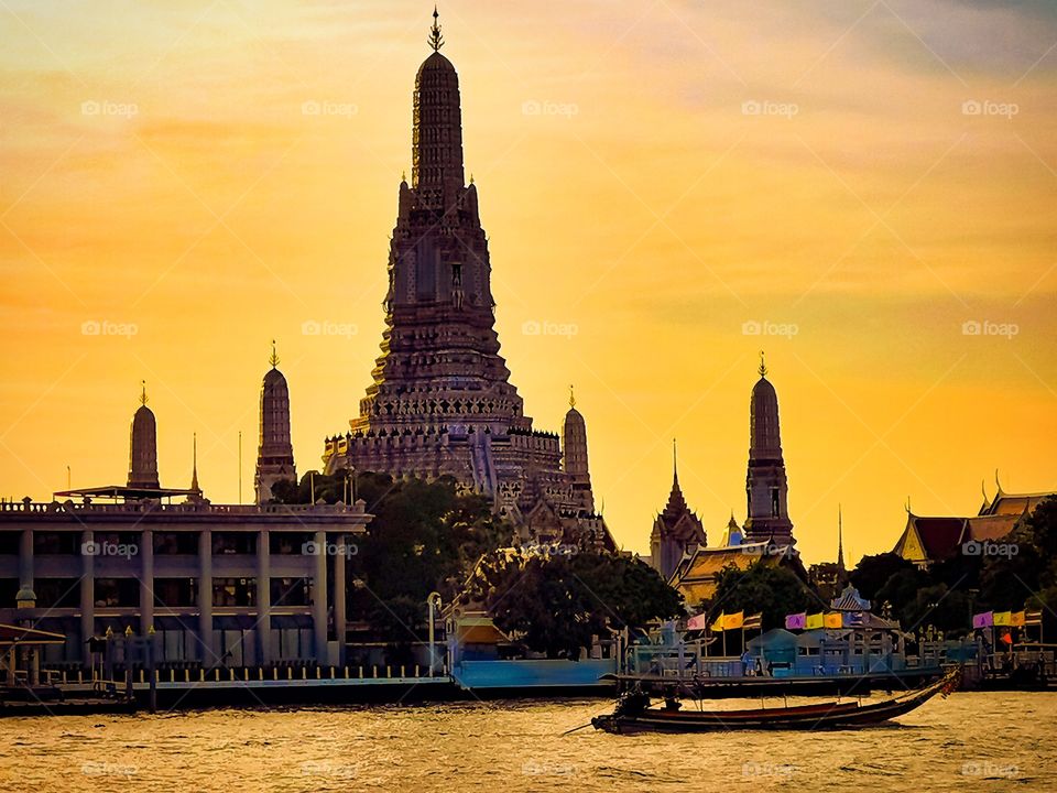 A quintessential view of Wat Arun taken around sunset. This is definitely one of my favorite places in the city.