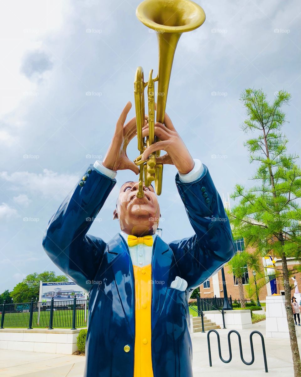Statue of trumpet player 