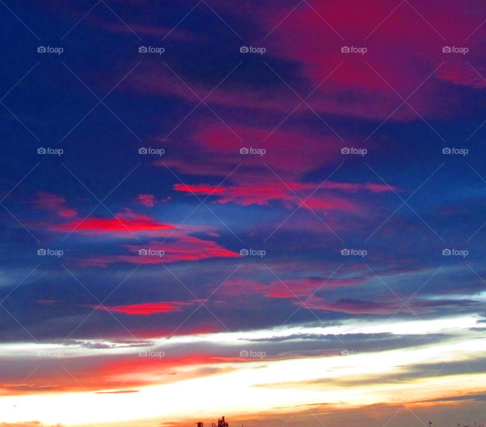 Cores do céu, pôr do sol em Santarém do Pará, céu azul e rosa, espetáculo de cores.