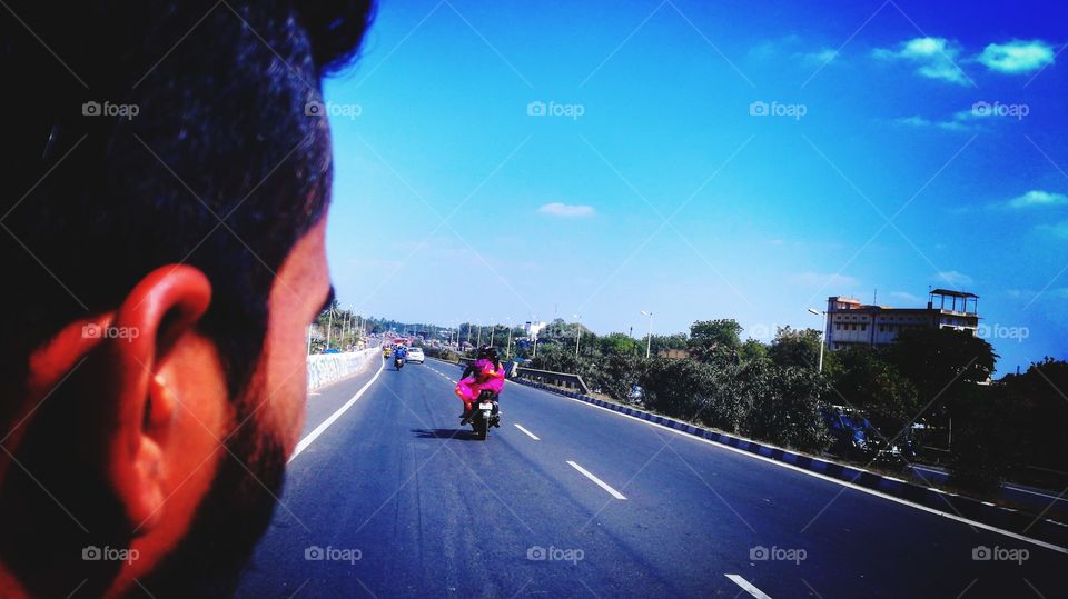 Defensive driving ensures that everyone on the road has a safe journey. Here is a list of a few simple, yet essential, defensive driving tips to ensure a stress-free trip.