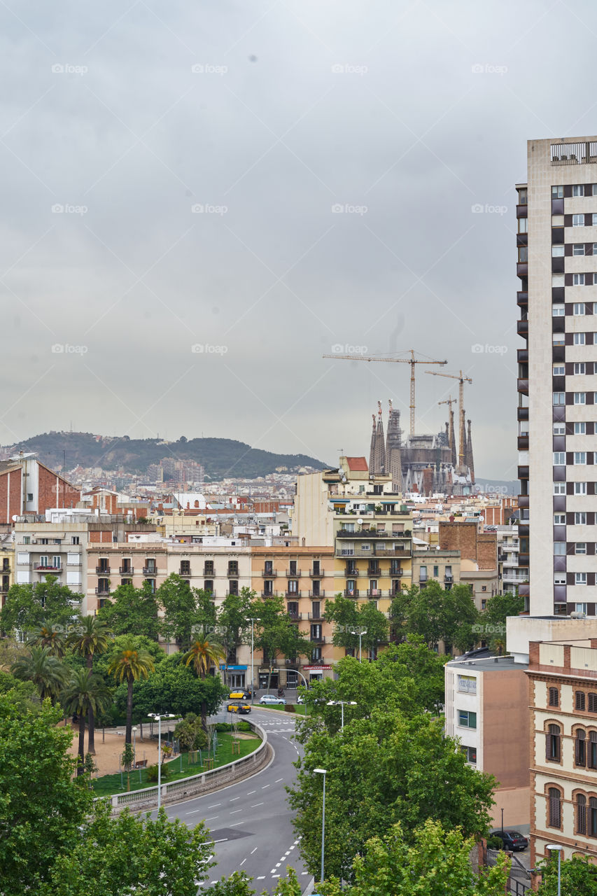 Barcelona. Plaza Tetuán y vistas de la Sagrada Familia. 