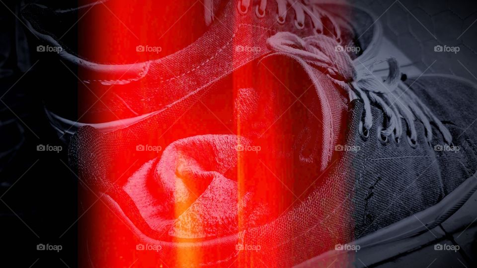 Par de tênis com filtros de luzes vermelhas.