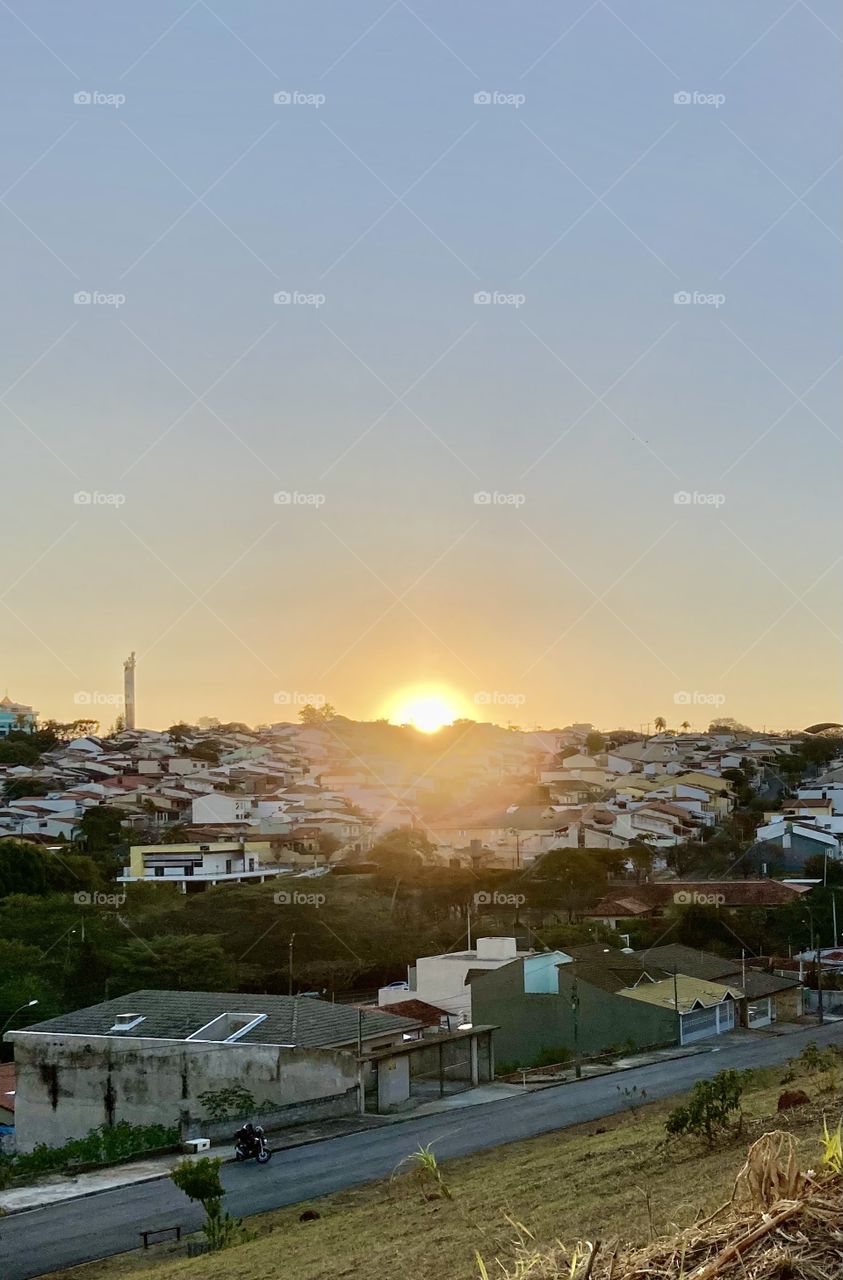 🌄 #Entardecer que nos traz motivação!
Como não se inspirar com a beleza da #natureza?
📸 🌗 
#FOTOGRAFIAéNOSSOhobby
#fotografia #sol #sun #sky #céu #nature #horizonte #paisagem #landscape #inspiração #mobgrafia #XôStress 