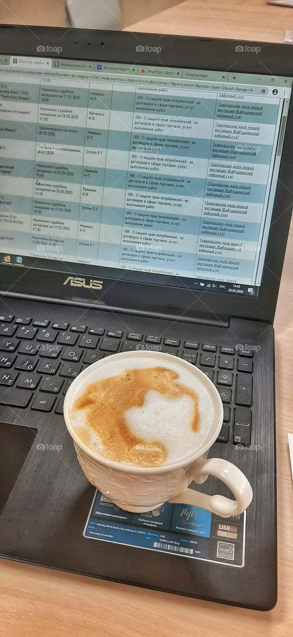 белая чашка кофе на ноутбуке
