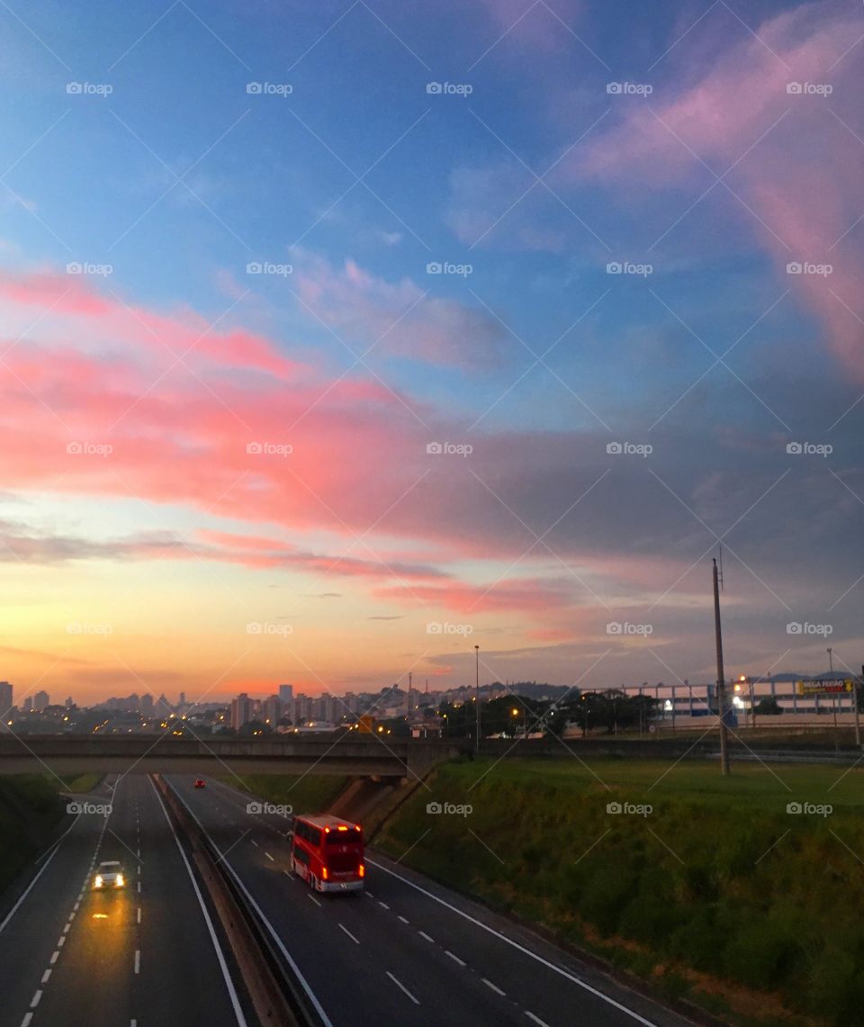 Amanhecer maravilhoso na cidade de Jundiaí, interior do Brasil. Que céu inspirador!