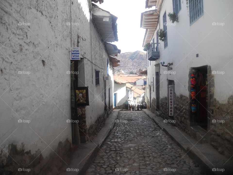 Old narrow street downtown, Cusco, Perù