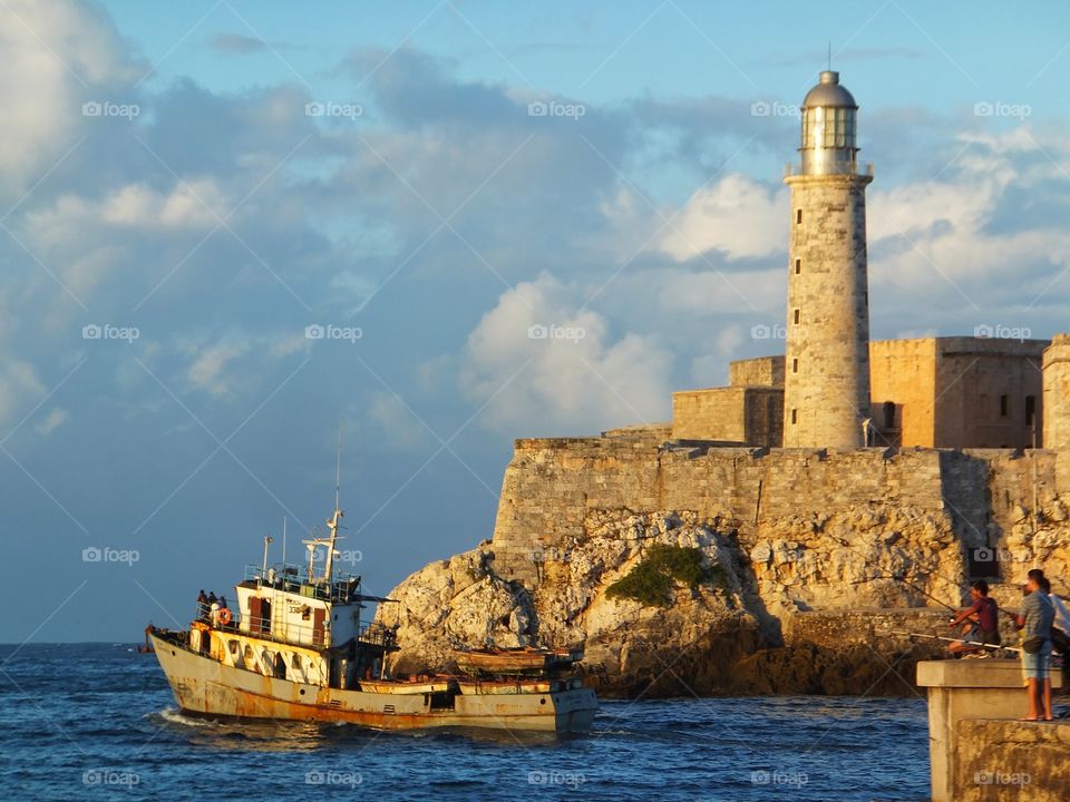 Viejo Barco pasando él Faro de la Habana - Old boat lighthouse Havana