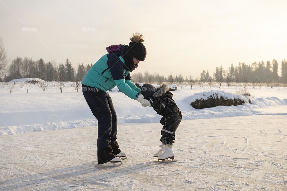 Mom teaches her son to skate