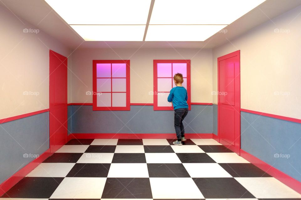 kid in the Ames room checking human perception