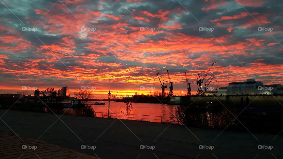 Feuer über der Elbe