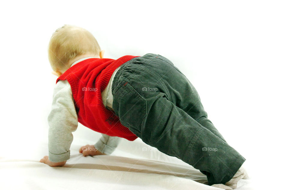 ONE YEAR OLD BABY LEARNING TO CRAWL.