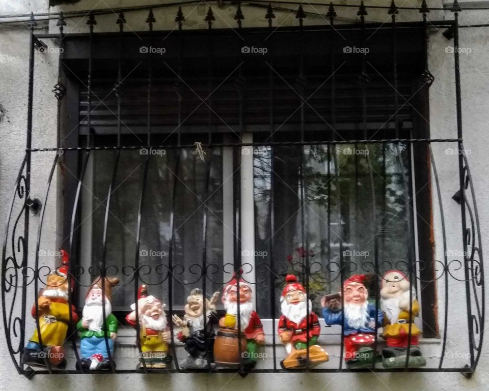 Garden dwarfs in prison