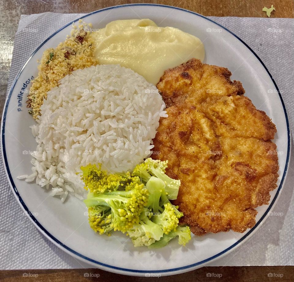 🇺🇸 Hello Brazil! Long live the cuisine of our country.  A basic rice and beans, with broccoli, chicken and mashed potatoes. / 🇧🇷 Olá Brasil! Viva a culinária do nosso país. Um básico arroz e feijão, com brócolis, frango e purê de batata. 