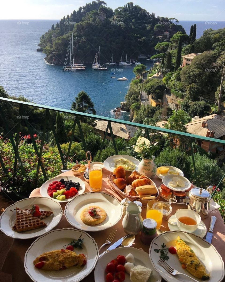 Having breakfast in Capri 