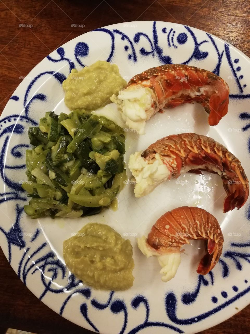 Little lobster with zucchini and hummus peas 