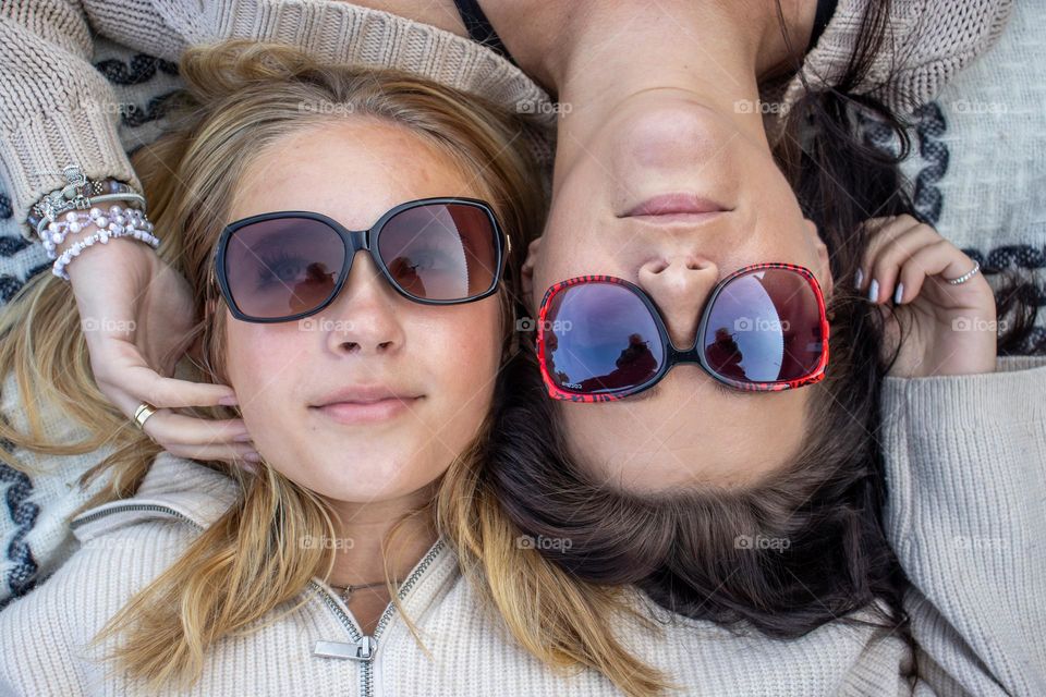 MOTHER AND DAUGHTER CARE
A FALL DAY AT BEACH. Teen girl and mommy. 😍🩷💛💚💙