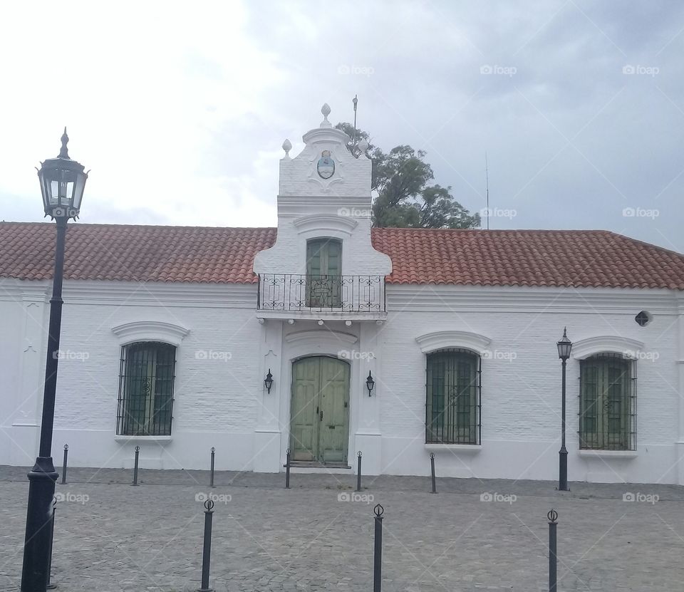 fachada de un emblemático e histórico edificio de la ciudad de Luján, provincia de Buenos Aires.