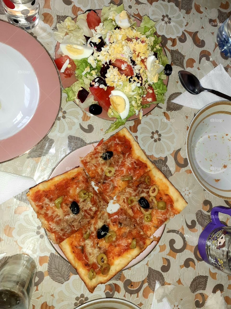 EASY AND QUICK HOMEMADE PIZZA

and salads,  delicious lunch
